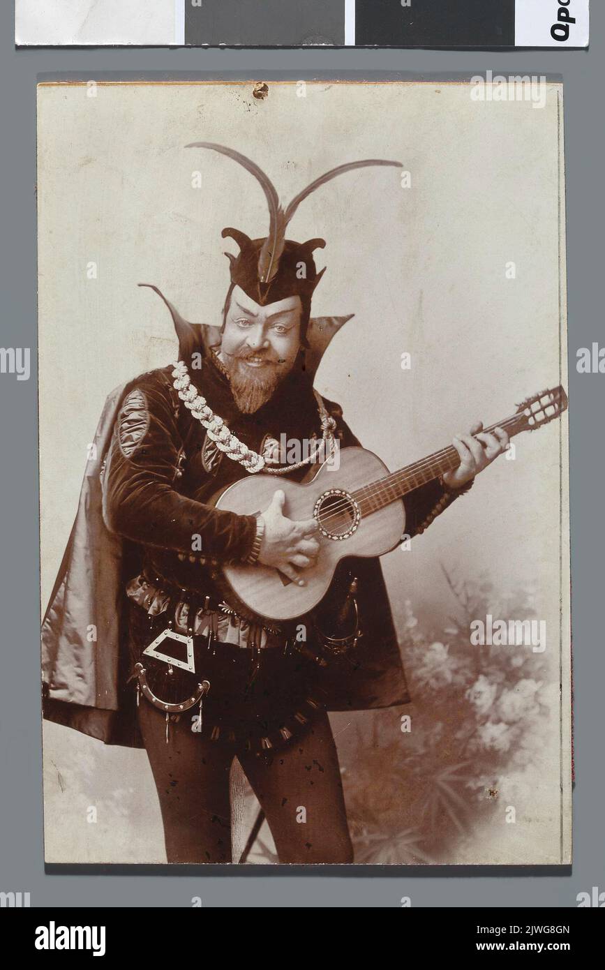 Porträt von Edward Reszke (1853-1917), Sänger, in Bühnenkostüm, als Mephisto in der Oper `Faust` von Charles Gounod am Großen Theater von Warschau. Mieczkowski, Jan (Warszawa ; Zakład fotograficzny ; ca 1850-ca 1914), Fotograf Stockfoto